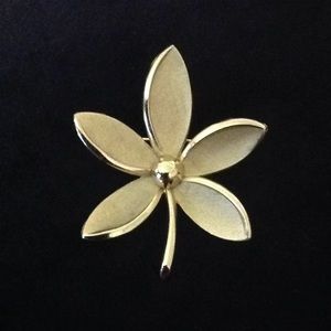 Vintage Trifari Goldtone Daisy Pin, 2” Diameter